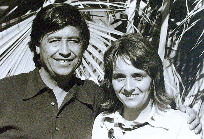 PHOTOGRAPHER, CATHY MURPHY WITH CESAR CHAVEZ 1976 / PHOTO BY PAUL CHAVEZ