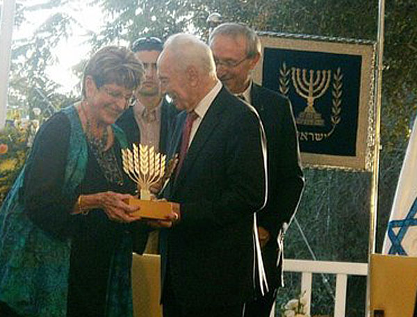 POET, ADA AHARONI, RECEIVING 2012 AWARD FROM SHIMON PERES, FOR "SPREADING THE CULTURE OF PEACE".